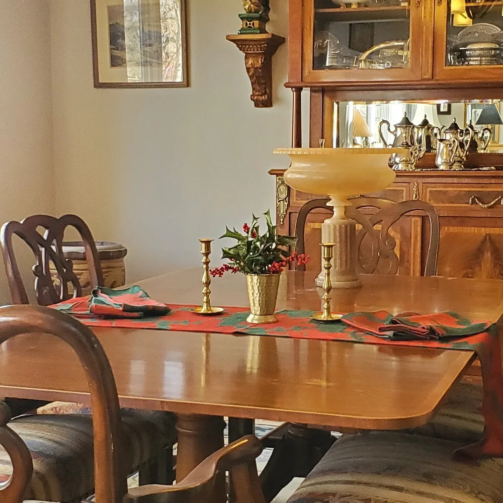 Elegant Red & Green Poinsettia Table Runner with 6 Matching Napkins